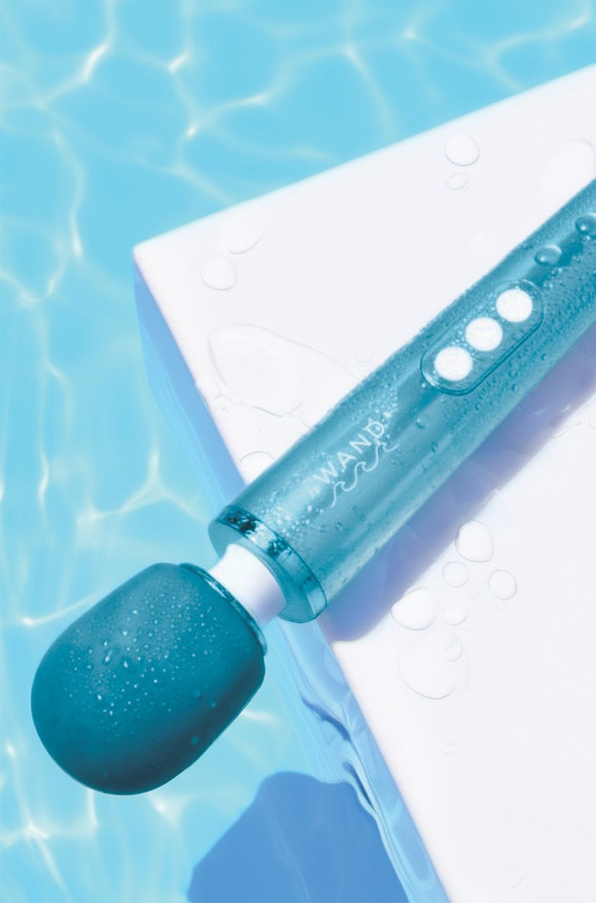 Le Wand Dive Submersible Rechargeable Vibrating Massager